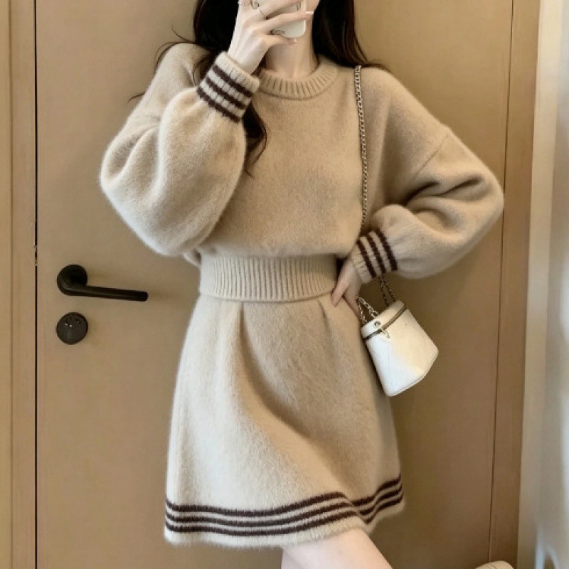2026 Autumn New Round Neck Knit Sweater and High-Waisted Skirt Set, Elegant, Fashionable, Soft and Relaxed Two-Piece Outfit