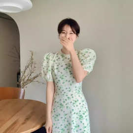 绿日清新 曼妙身姿21SS收腰泡泡袖绿色碎花连衣裙长裙女
