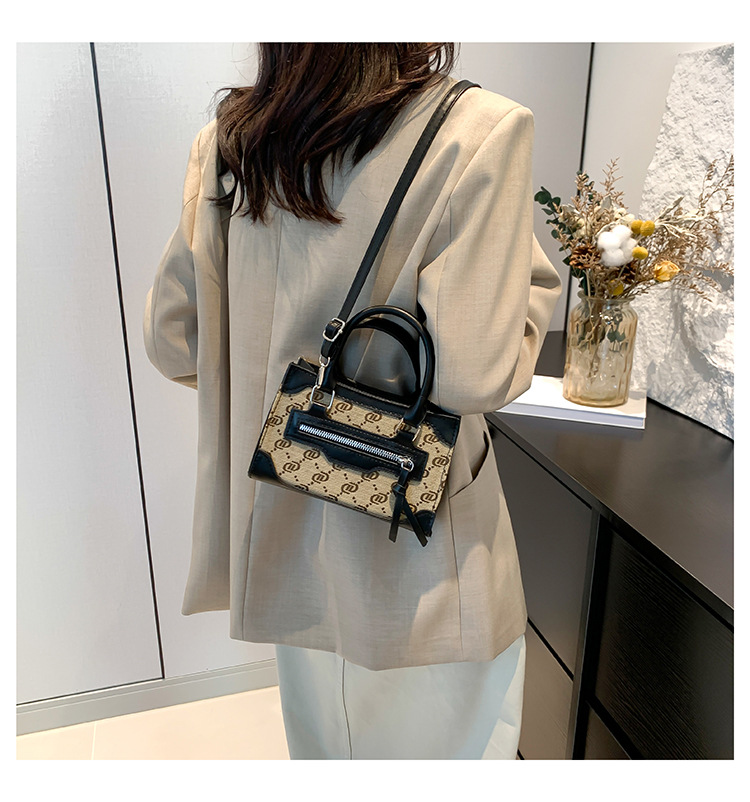 This stylish single-shoulder handbag, with a simple and casual texture, is a new Korean style crossbody small square bag for women in the autumn of 2024 undefined