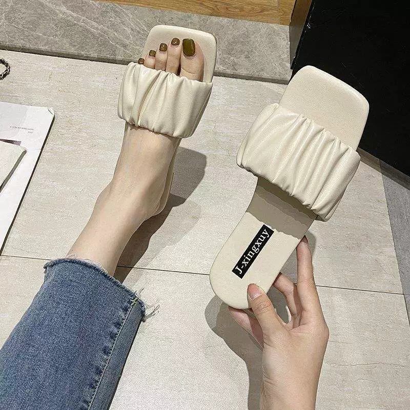 Супер мягкие тапочки для женщин, которые можно носить на улице, летняя мода, универсальные морщинистые сандалии на плоской подошве с квадратным носком, супер популярные женские сандалии интернет-знаменитостей.