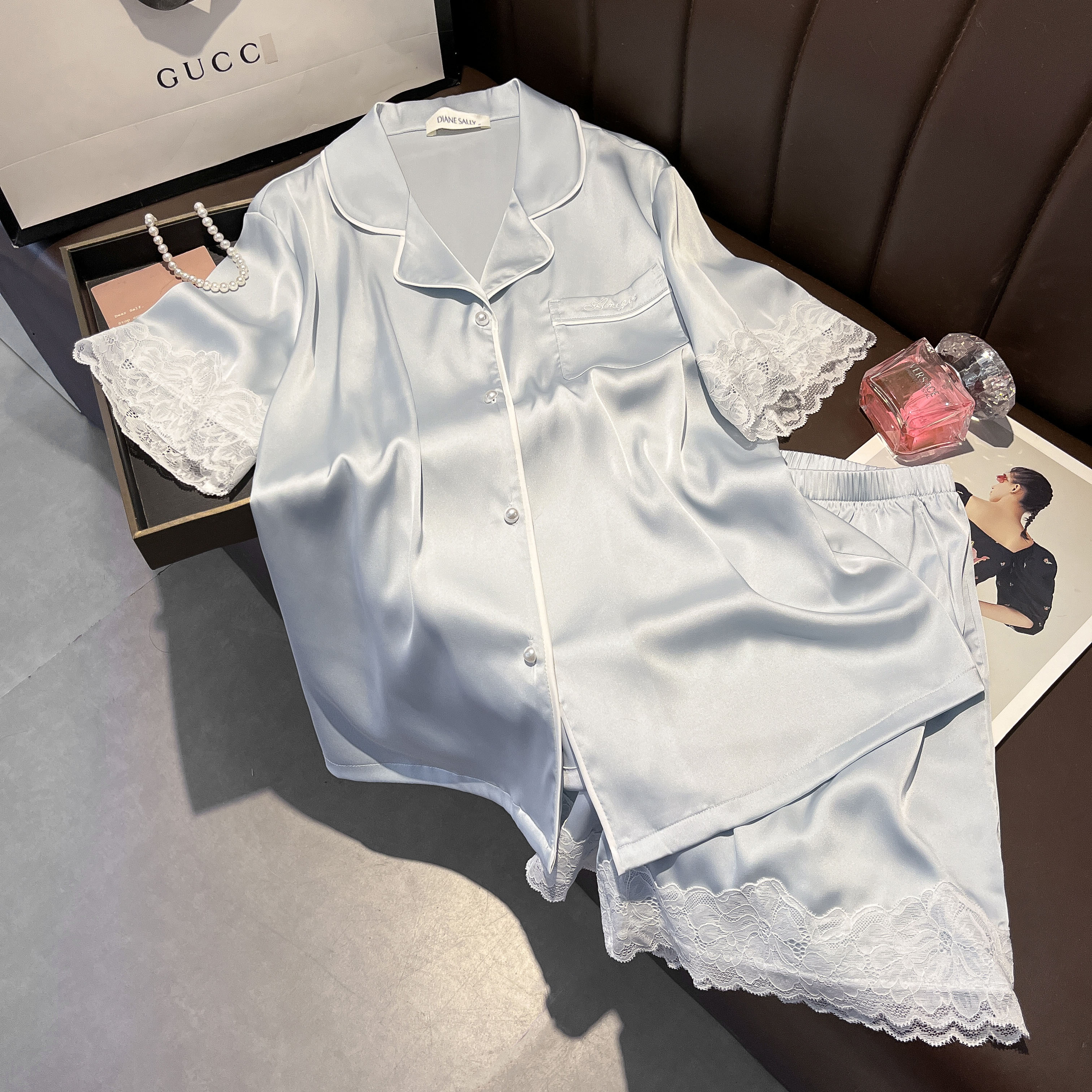 파란색 반팔 반바지