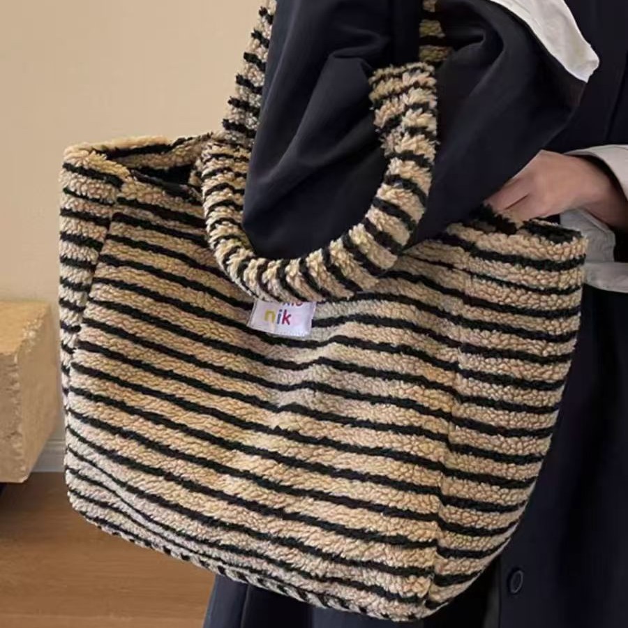 Bolsa portátil de lana de cordero bajo la axila nueva bolsa de invierno a rayas bolsas de peluche suaves de la universidad de gran capacidad bolsas para mujeres