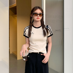 宋小恩ストライプの肩の半袖tシャツの女性の夏服のデザイン感があります。