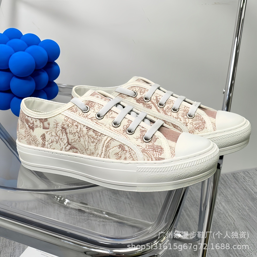 Zapatillas de lona retro con bordado de la marca D, novedad 2026, zapatillas casuales de moda, versátiles, para parejas, con suela gruesa, blancas.