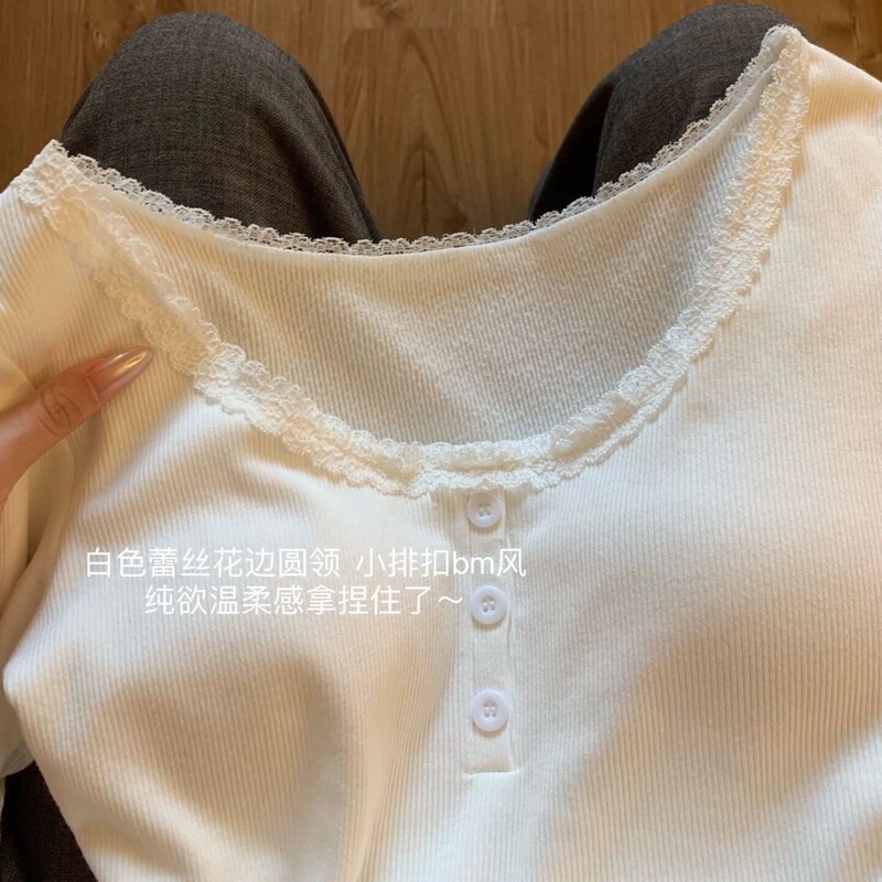 レースの辺の白い底のシャツの女性の秋冬とベルベットの保温の中でデザイン感が変わっています。|undefined