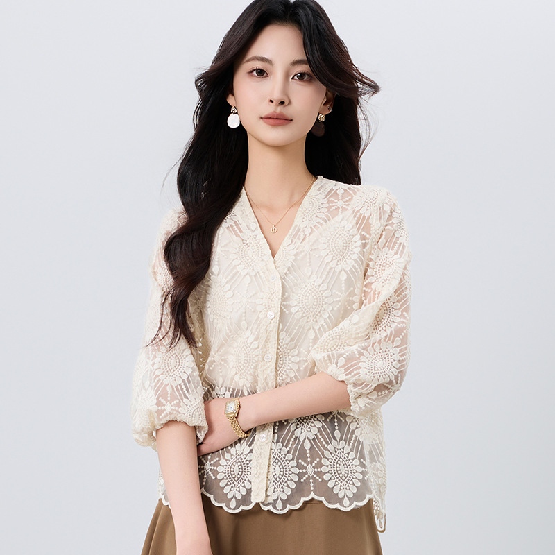 [Ben Chu] French retro hollow lace shirt women's 25 spring and summer design sense V collar short embroidered cardigan top