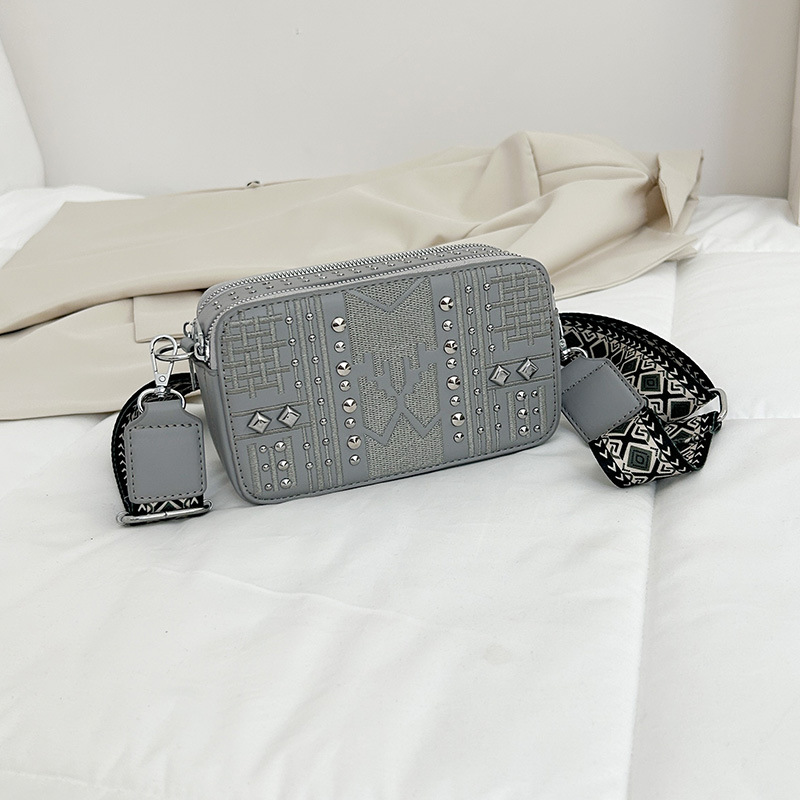 Bolso de cámara transfronterizo, mensajero femenino, nuevo mini pequeño bolso cuadrado, remache de todo fósforo, bolso de hombro de comercio exterior con diamantes, bolso de teléfono móvil