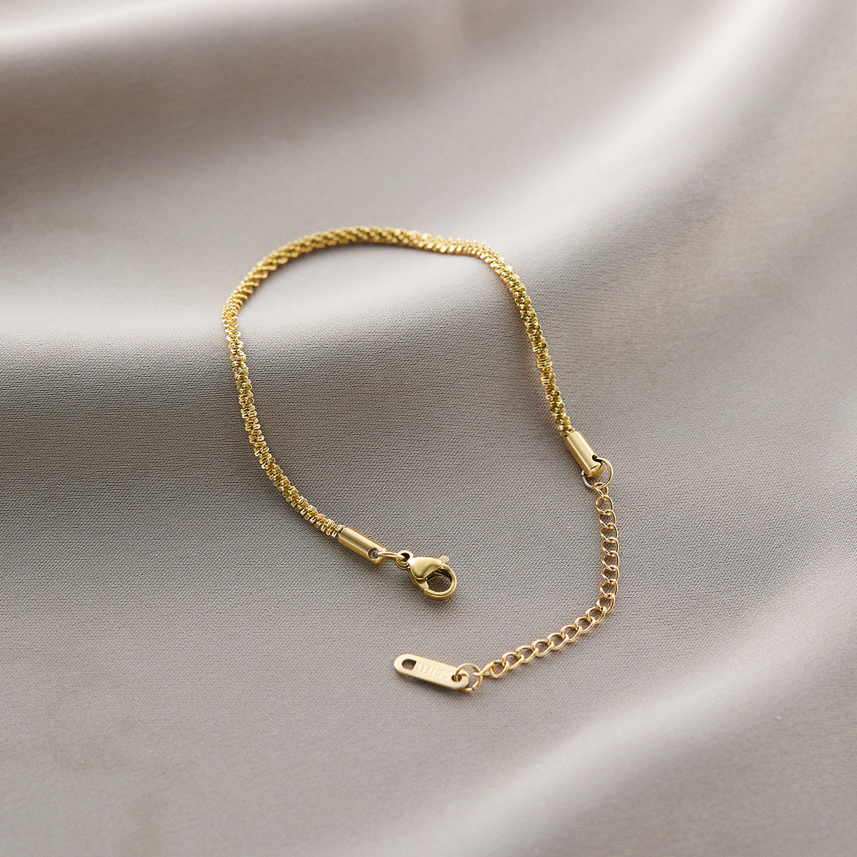 温鑑は色を落とさないで越境してよく売れているチタン鋼のブレスレットの女性の五葉の草はダイヤモンドのins風の個性の18kの真空の電気めっきを入れます。