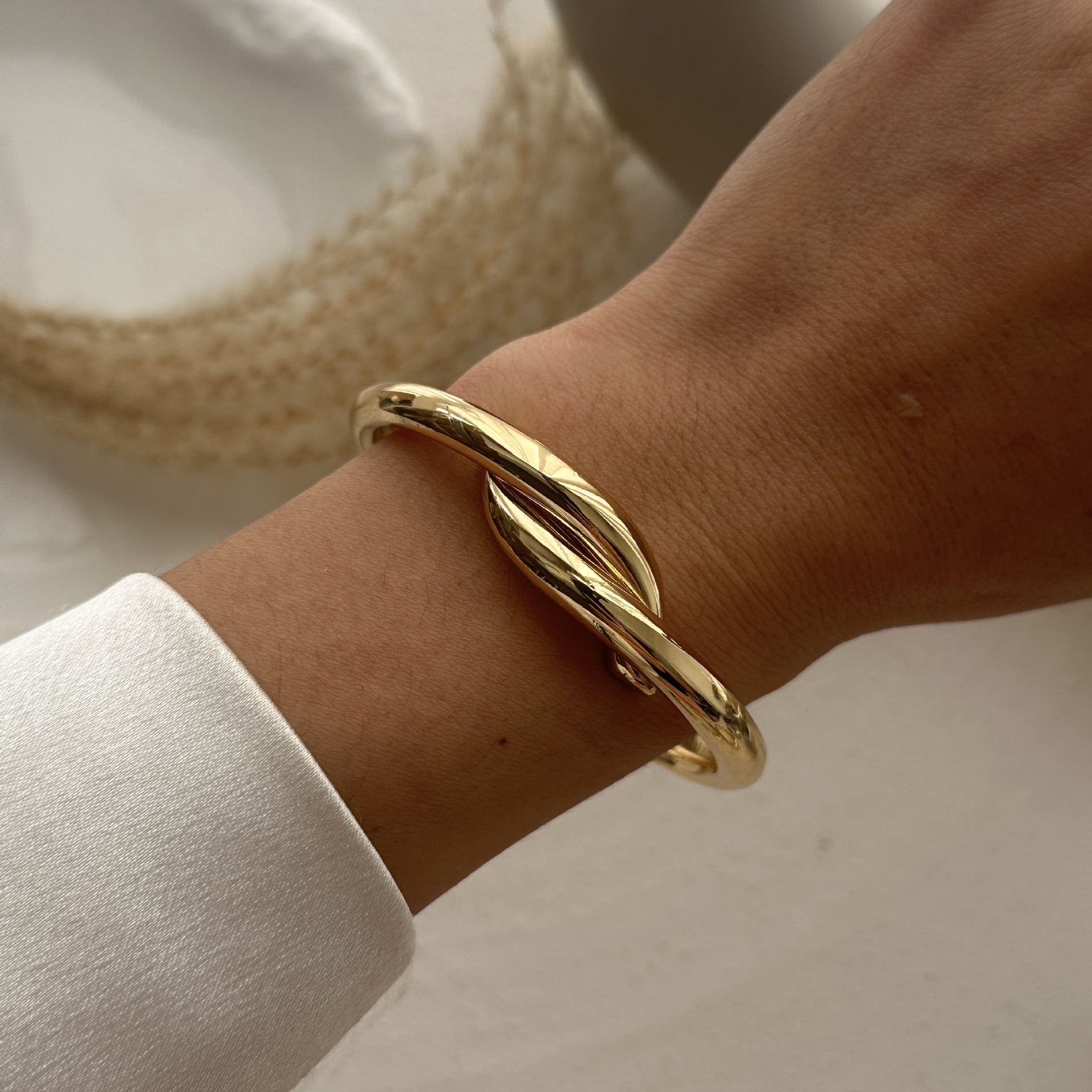 56g Weight Bangle Classification Alloy Chain Material 1 Piece Quantity Daily Occasion Alloy Material Solid Color Pattern Women's Gender Plating Design Exaggerated, Simple Style Style Exaggerated Simple Style Solid Color Alloy Bangles Wholesale 21