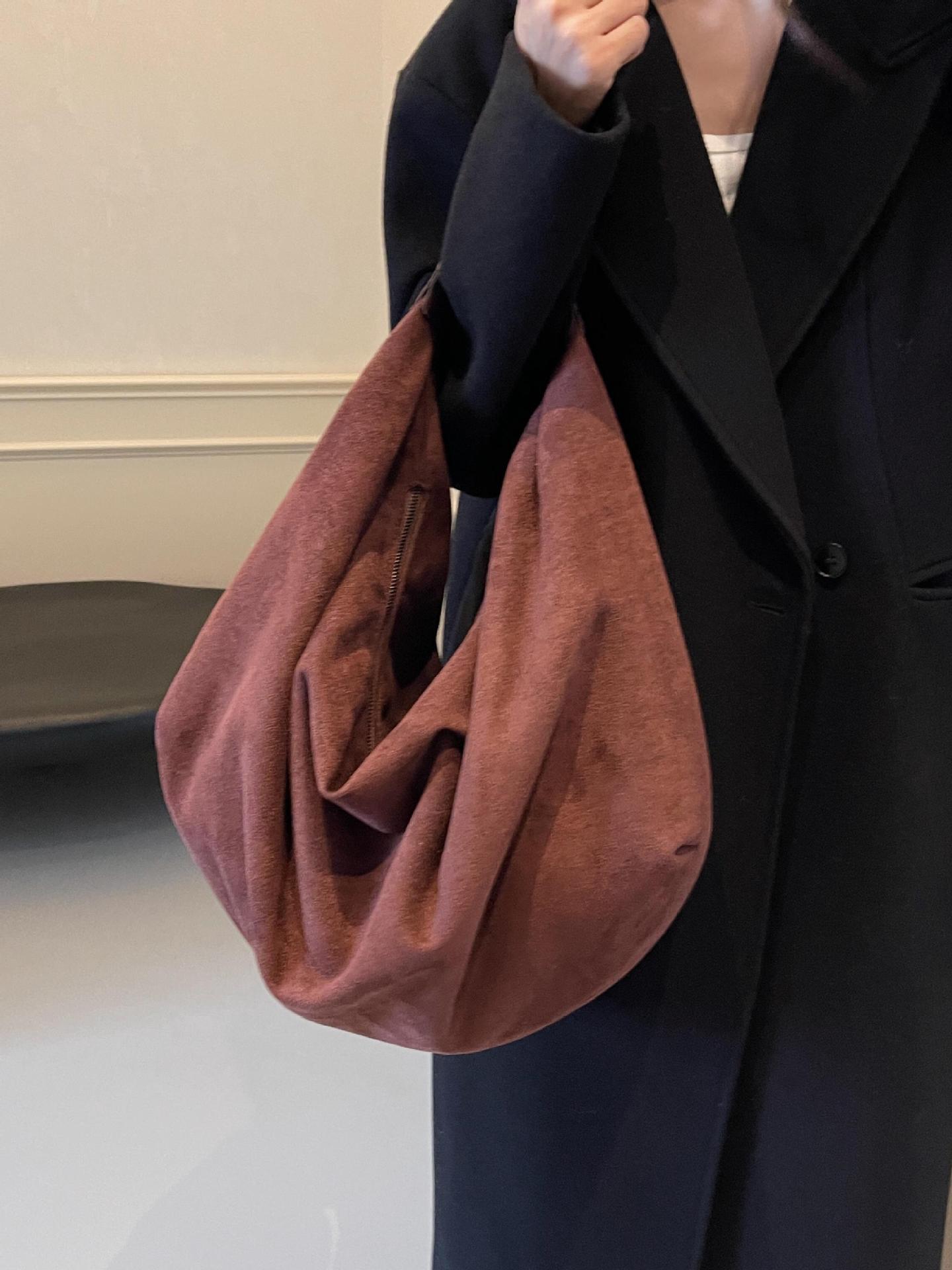 Explosiones transfronterizas retro mochila de seda retro 2025 nueva bolsa de hombro de gran capacidad de superficie suave casual