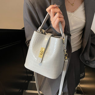Handheld shoulder bag, fashionable elegant one-shoulder bag, city style