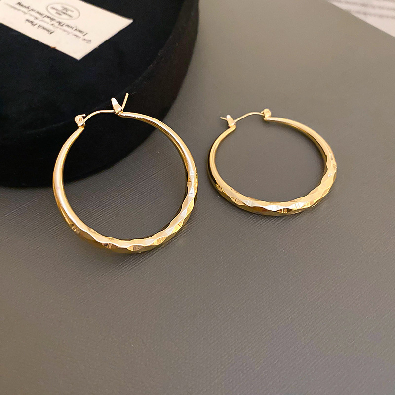 Pendientes redondos irregulares con aguja de plata Pendientes simples y fríos de moda Pendientes europeos y americanos de lujo ligero Pendientes de alta gama mujeres