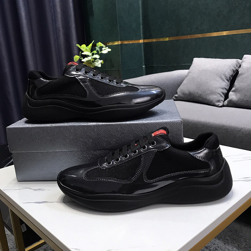 검정색과 파란색 광택 표면