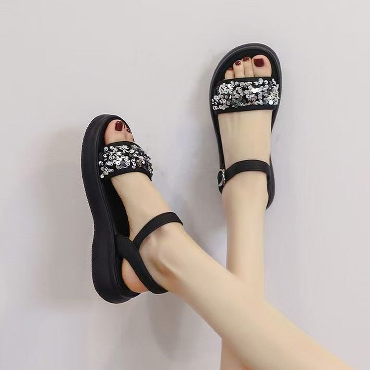 Sandalias de sequilla para mujeres verano 2026 nuevo red red un botón de botón para usar una base suave plana con una base gruesa antideslizante zapatos de playa para mujeres