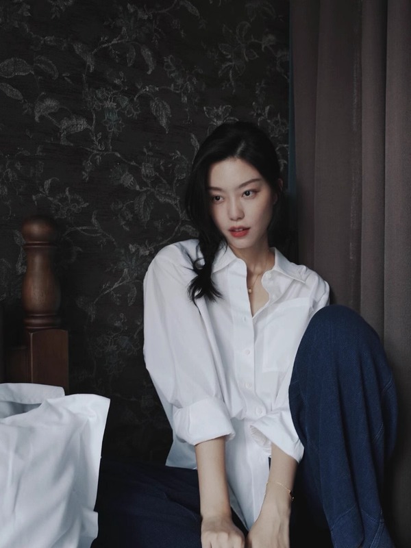 春の新作の白いシャツの女性の中には冷たい系の高級感があります。|undefined