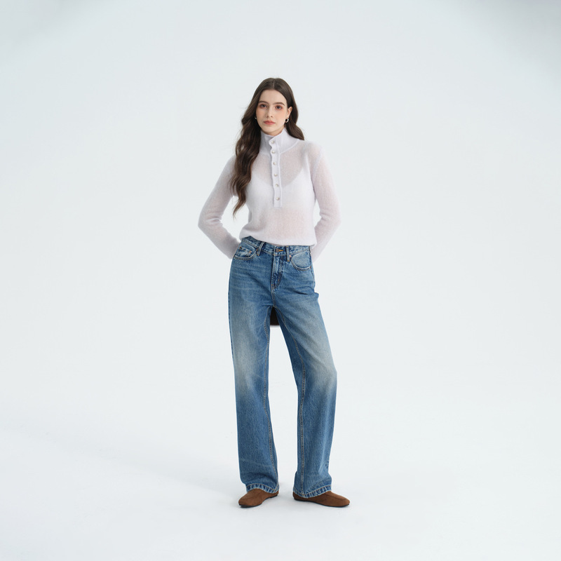 High-end, pure cotton, loose-fit jeans for women, featuring a high waist, slimming effect, light blue wash, and a relaxed, wide-leg design, perfect for autumn and winter High-end, pure cotton, loose-fit jeans for women, featuring a high waist, slimming effect, light blue wash, and a relaxed, wide-leg design, perfect for autumn and winter