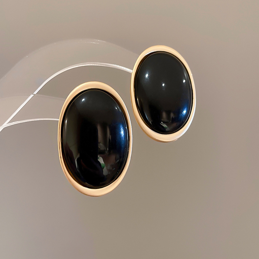 Pendientes de resina ovalada de aguja de plata Pendientes de temperamento exagerado europeo y americano femenino Pendientes de lujo ligero de alta calidad sentido del diseño nicho