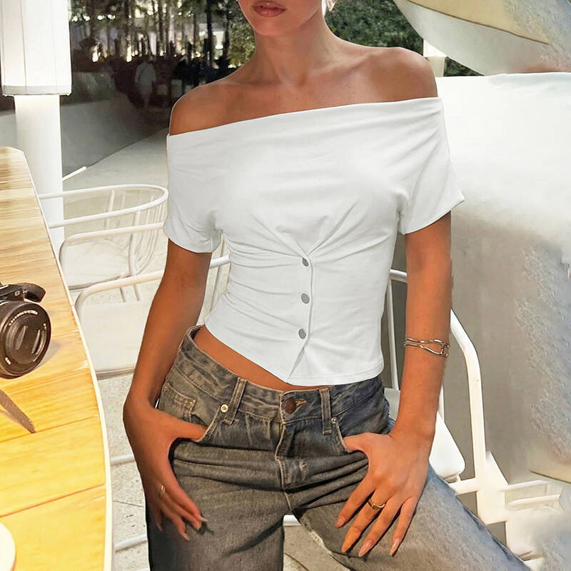 T-shirt donna slim fit con scollo ovale e maniche corte alla moda_voghion.com