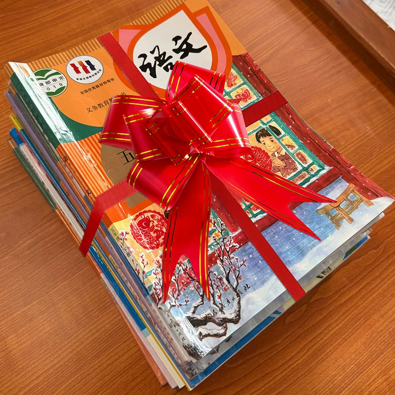Сезон обратно в школу бант-ленты с кружевом, связаны с книгами декорации класса начальной и средней школы, оформление рабочего места