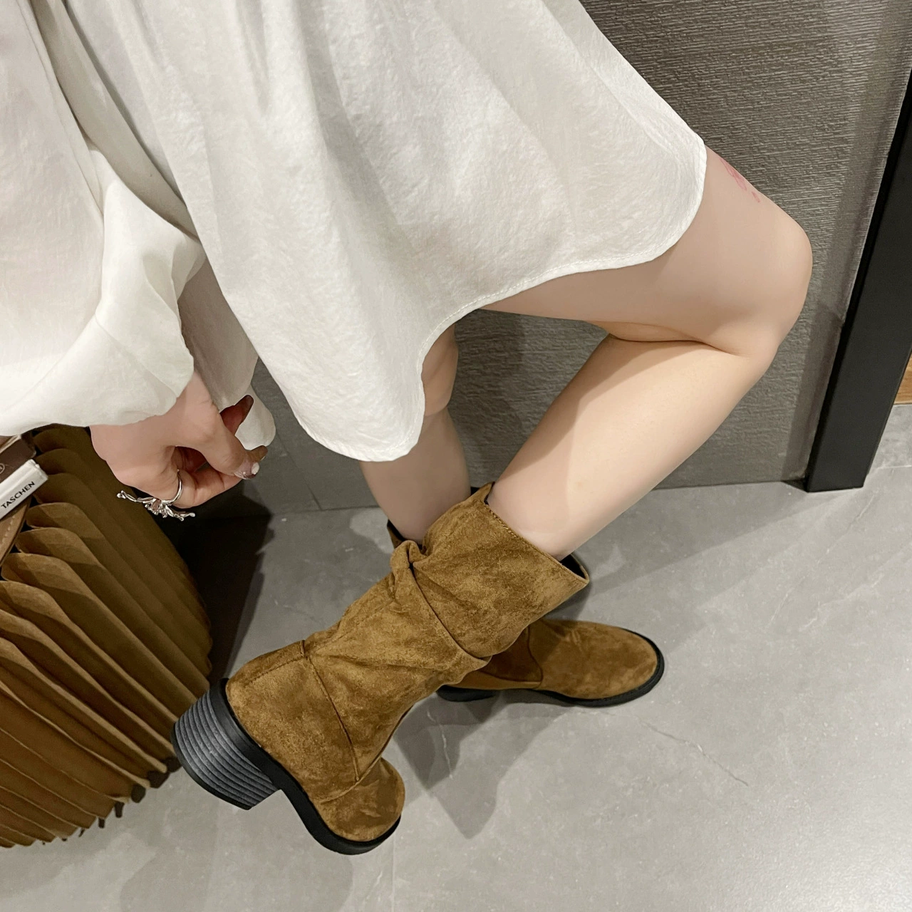 2023 Новые замшевые сапоги в британском стиле с круглым носком на толстом каблуке Ковбойские сапоги Модные рыцарские сапоги Тонкие сапоги Женские сапоги для внешней торговли