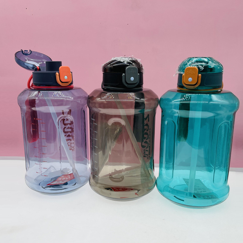 Youyun 0326 nueva red TAZA ROJA taza de plástico 2000ml portátil Ton Cup cubo grande espacio taza al por mayor