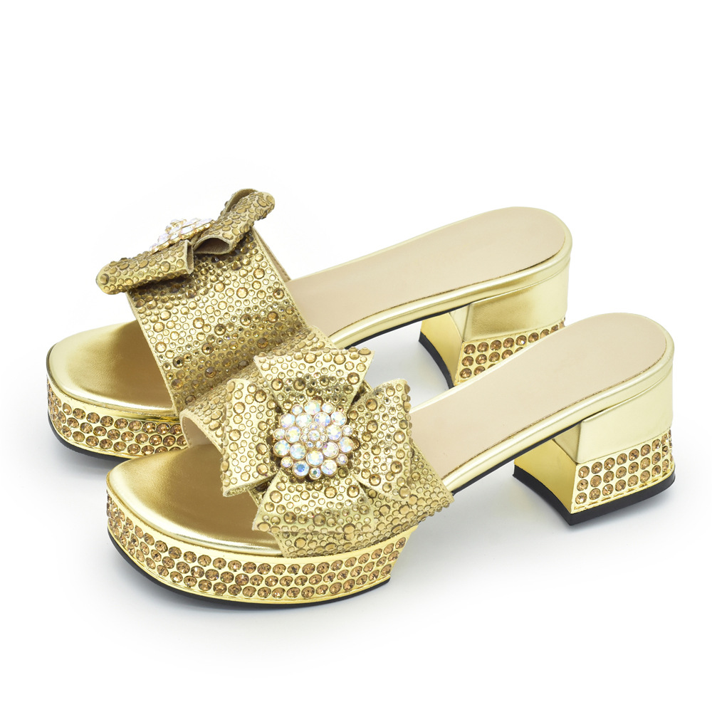 Accessorize the evening with applique studded high-heeled sandals and a full cloth small flash diamond dinner bag set with sandals_voghion.com