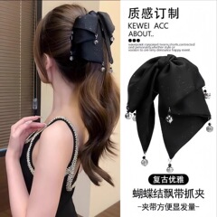工場直売の蝶結びで女性の高級感の後頭部をつかみます。