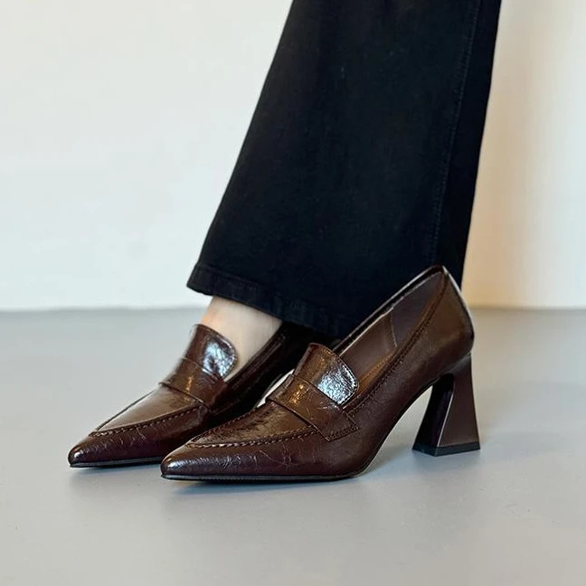 Women's Chunky Heel High Heels 2026 Spring New Vintage Fashion Pointed Toe Single Shoes Professional Leather Shoes Women's Chunky Heel High Heels 2026 Spring New Vintage Fashion Pointed Toe Single Shoes Professional Leather Shoes