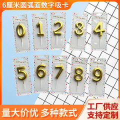 金色の数字のろうそくのケーキは歳の漫画の熊のろうそくの子供を飾ります。