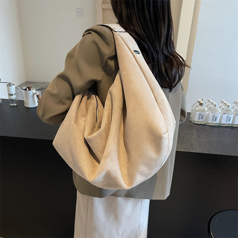 Explosiones transfronterizas retro mochila de seda retro 2025 nueva bolsa de hombro de gran capacidad de superficie suave casual