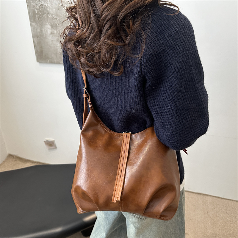 Alta sensación de viaje retro bolso de hombro de invierno 2024 nuevo bolso de mujer bolso de cuero suave brazo bolso de trabajo moda