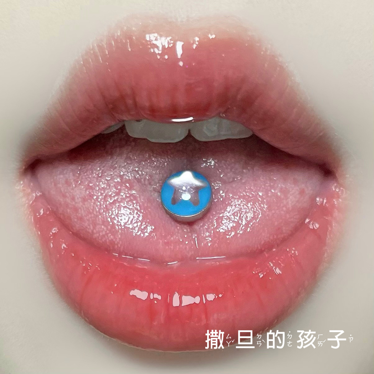 Silver pointed spike labret stud material detail