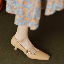 設計感杏色法式小方頭貓跟鞋一字帶金屬蝴蝶裝飾淺口中跟復古單鞋