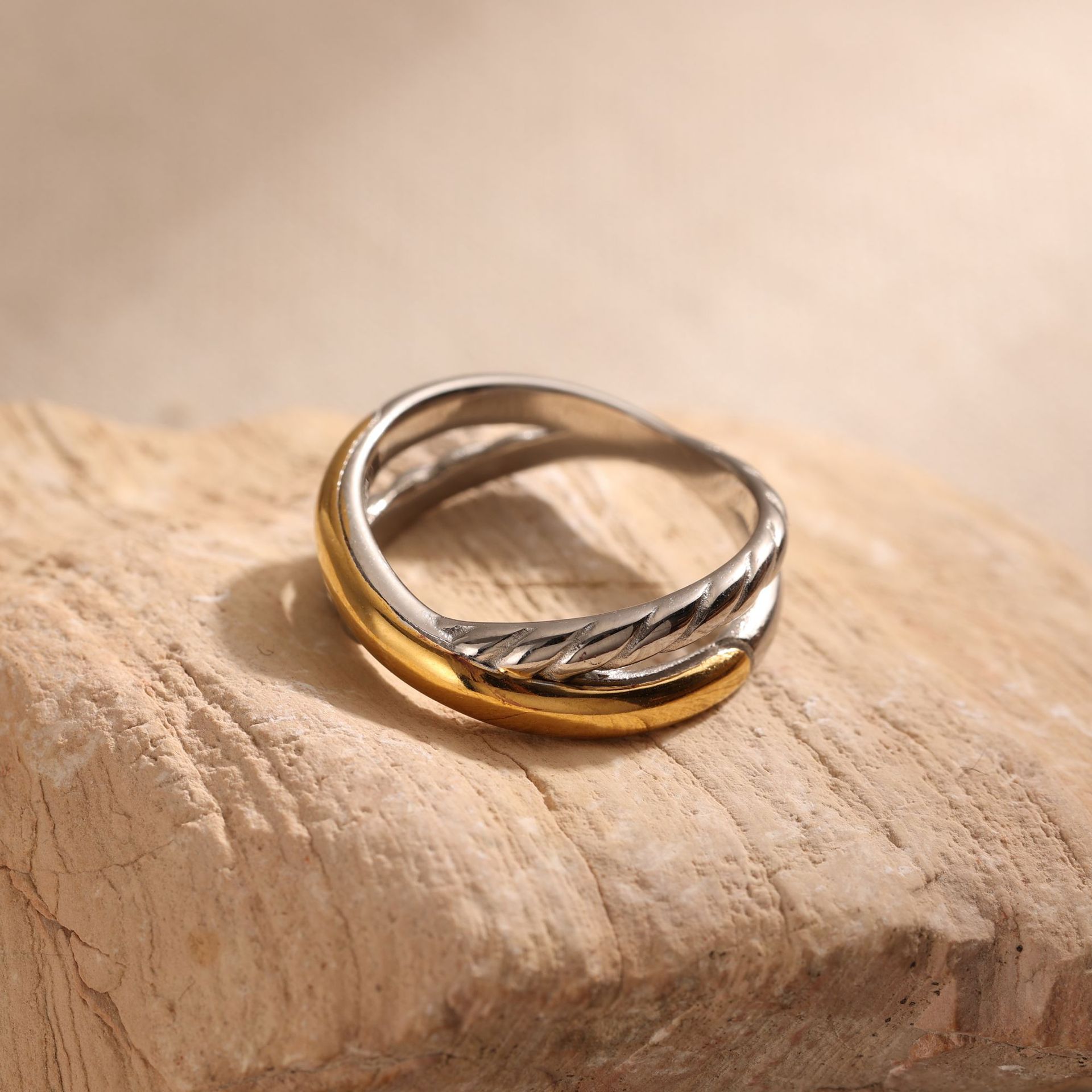 Tiana titanio ins nicho simple universal cordón trenzado anillo de alta sensación de diseño joyería dorada al por mayor