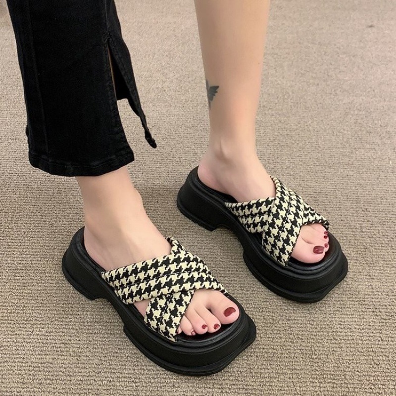 Verano 2023 nuevo estilo coreano sandalias de plataforma de punta redonda para mujer Zapatillas cruzadas de suela gruesa para mujer para desgaste exterior