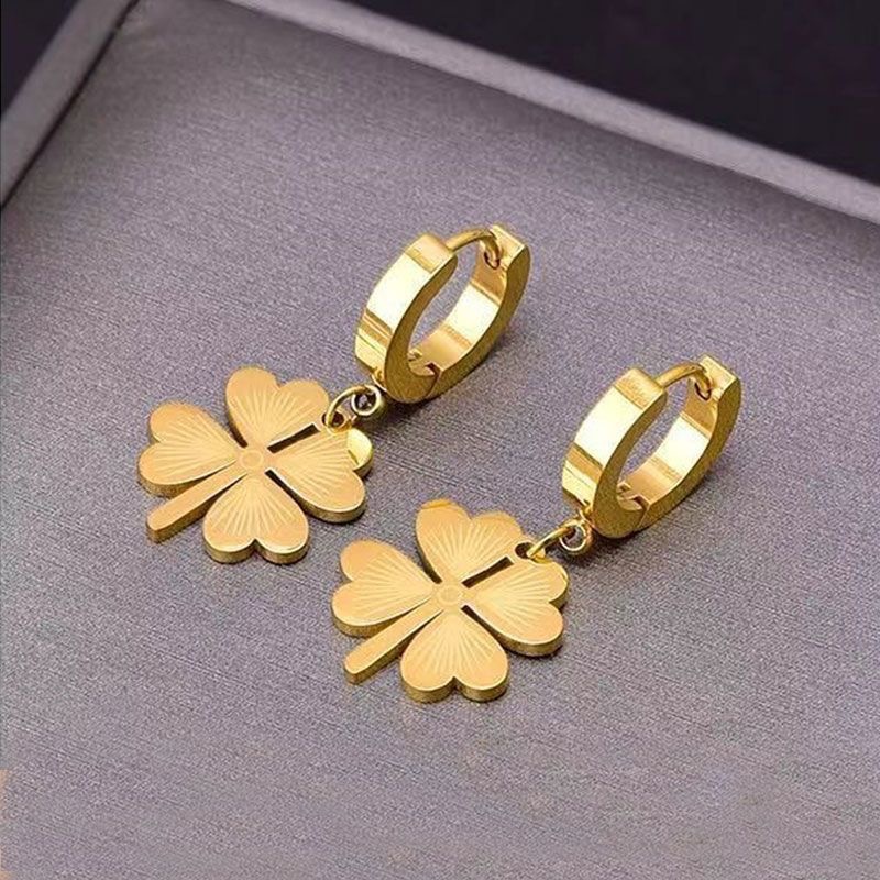 Tachas de oreja de trébol 7619
