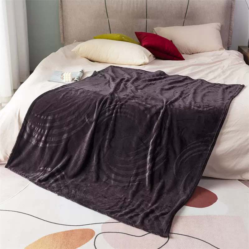 跨境纯色压花法兰绒毯柔软毯子批发封边盖毯深色几何圆圈花纹毛毯