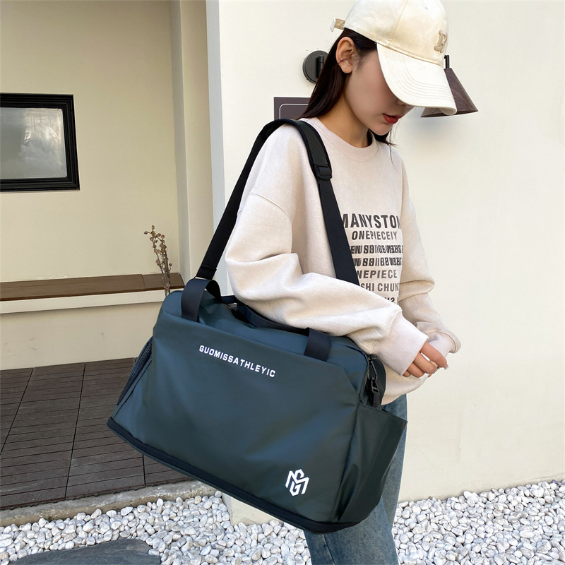 fashionable capacious universal travel bag