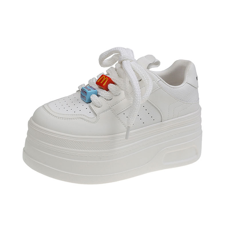 Zapatos de plataforma pequeños, zapatillas de deporte casuales de todo fósforo de nicho para mujer 2025 primavera y otoño nuevo estilo, zapatos blancos de suela gruesa