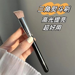 クロスボーダー三角ハイライトブラシアイロンブラシコンシーラーブラシ顔の跡のないファンデーションブラシを明るくして柔らかい毛の新しい化粧ブラシを磨きます。