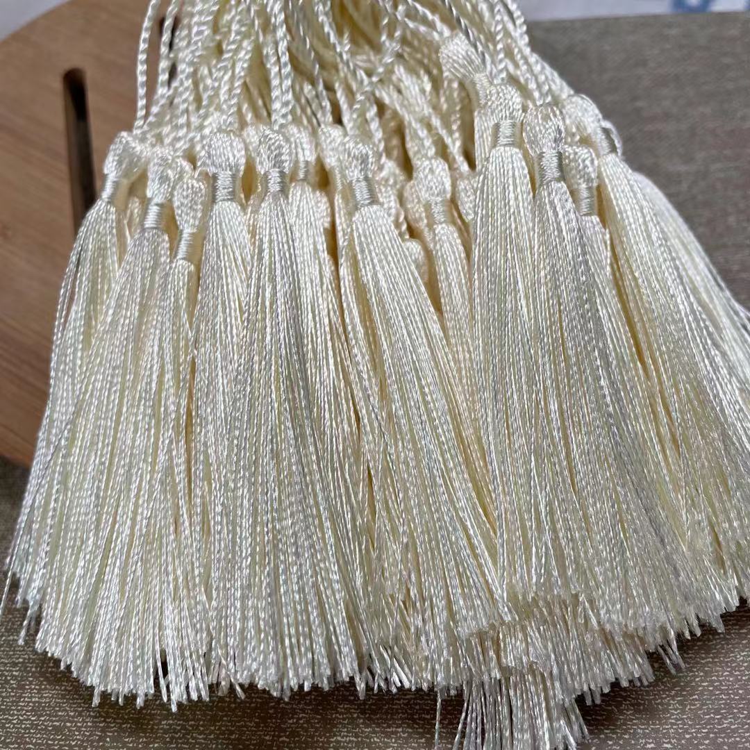 Fabricantes al por mayor de bordilla pequeña espiga colgante China nodo bordilla pequeño marcador de bordilla caja de regalo colgante fan espiga