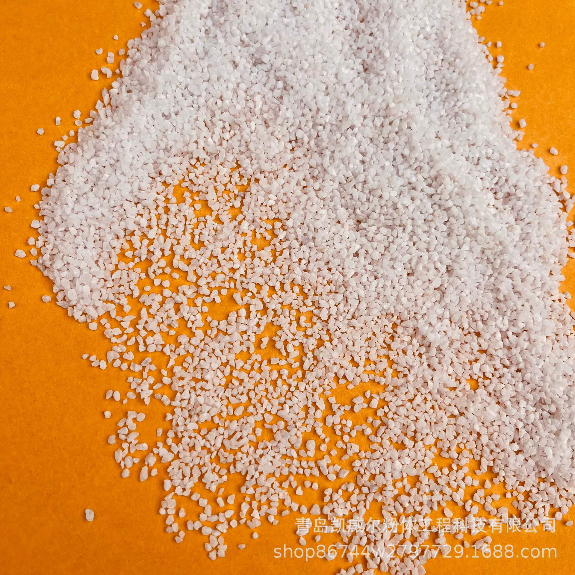 Высококачественный кварцевый песок 20-40 меш, специальный белый песок для газонов стадионов, готовый от производителей, устойчивый к коррозии и ударопрочный.