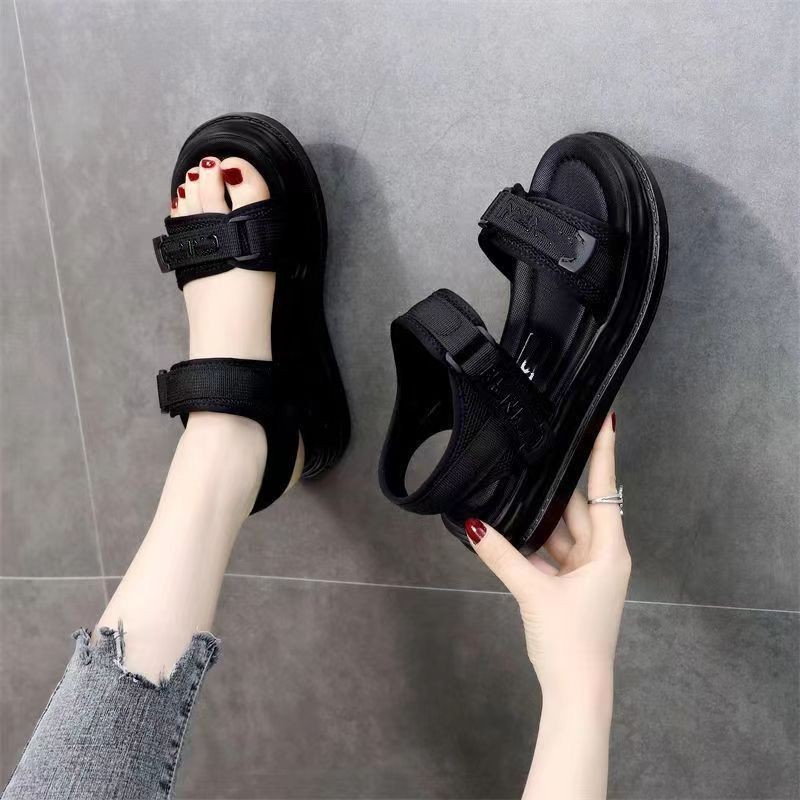 Sandalias deportivas para mujeres 2026 verano nuevo tipo explosivo muffin zapatos de suela gruesa zapatos de playa rojos de estudiantes