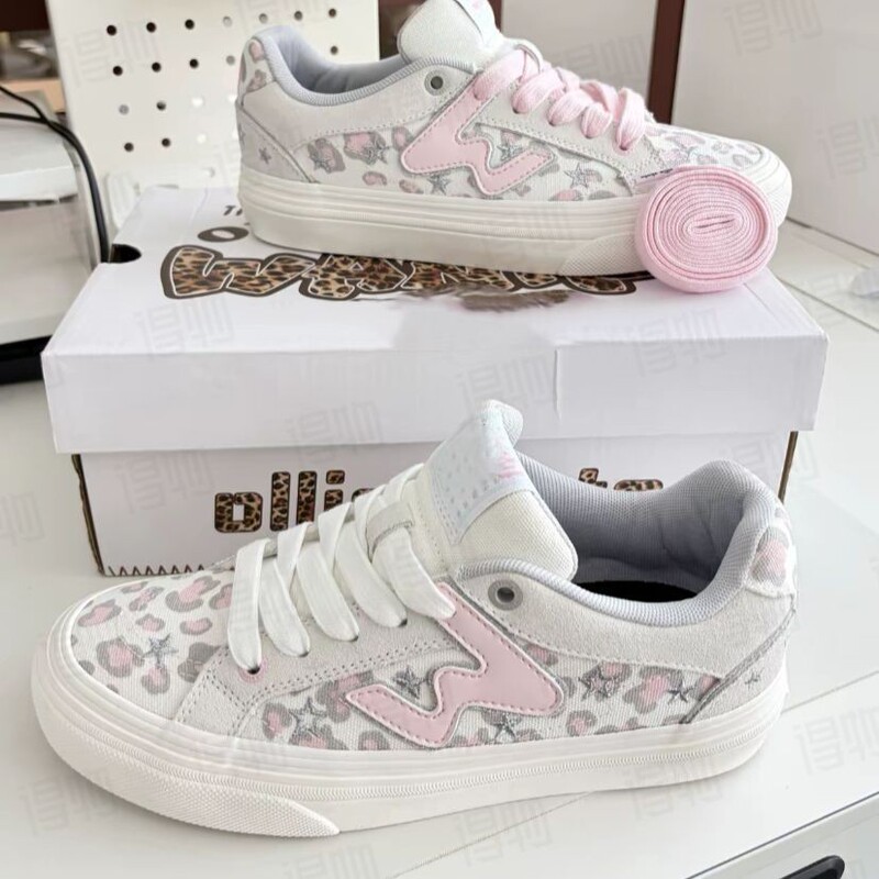 Black and white W series canvas sneakers for women, stylish casual shoes, 2026 new model, versatile and trendy for students Black and white W series canvas sneakers for women, stylish casual shoes, 2026 new model, versatile and trendy for students