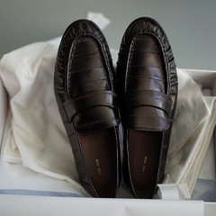The元工場の通勤靴はシンプルで、うなぎの皮の靴を履いています。