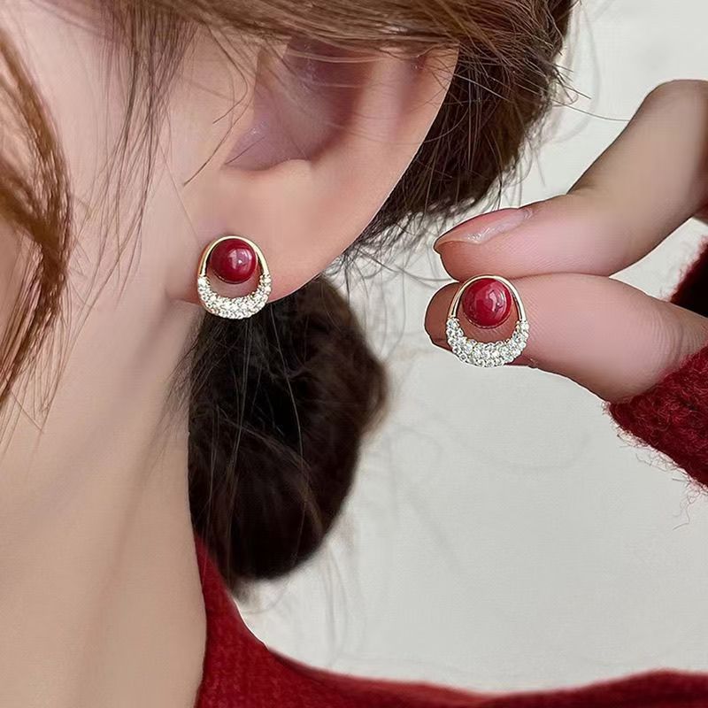 Cubic Zirconia And Pearl Stud Earrings For Everyday Elegance_voghion.com