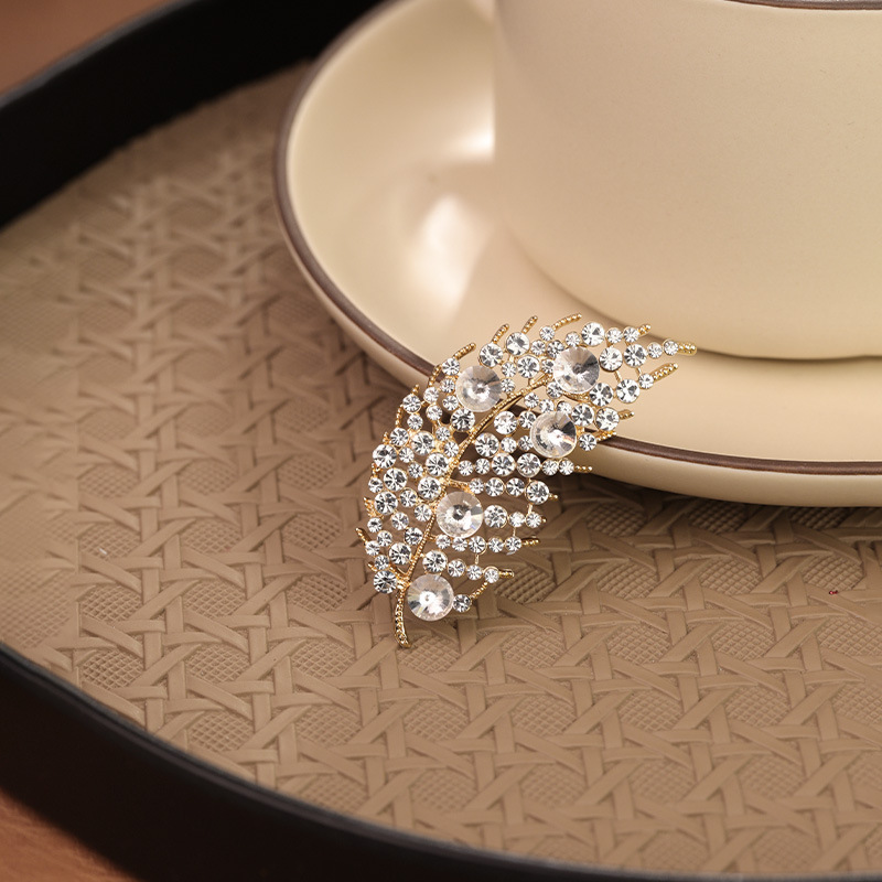 Light Luxury Full Diamond Leaf Brooch for Women, High-End Fashion Pin, Elegant Elegant Suit Jacket Accessories, Exquisite Corsage