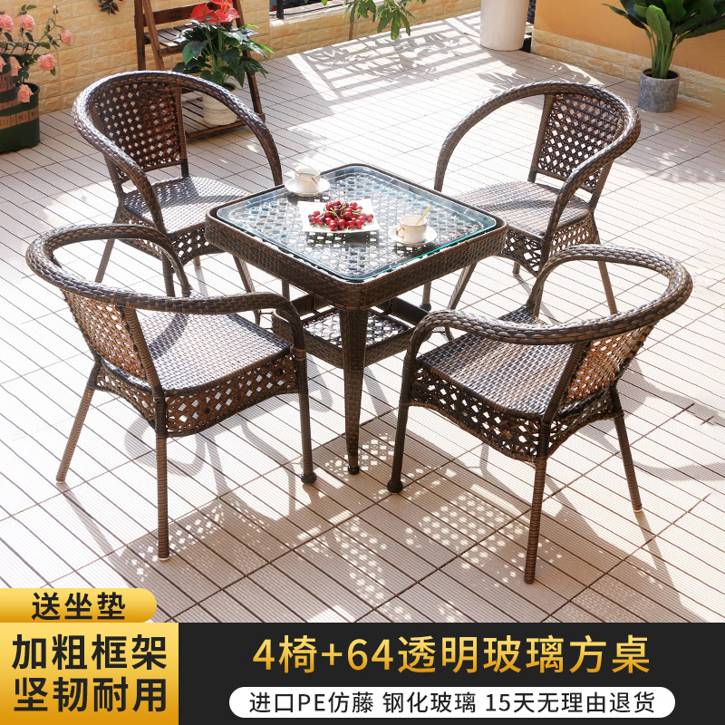 의자 4개 [쿠션 포함] + 64개의 투명 유리 사각 테이블
