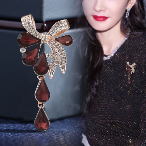 Ladies' wholesale bow brooches, high-end luxurious, anti Transparency, dress flower suit fixing water drop pendant pin, collar pin.