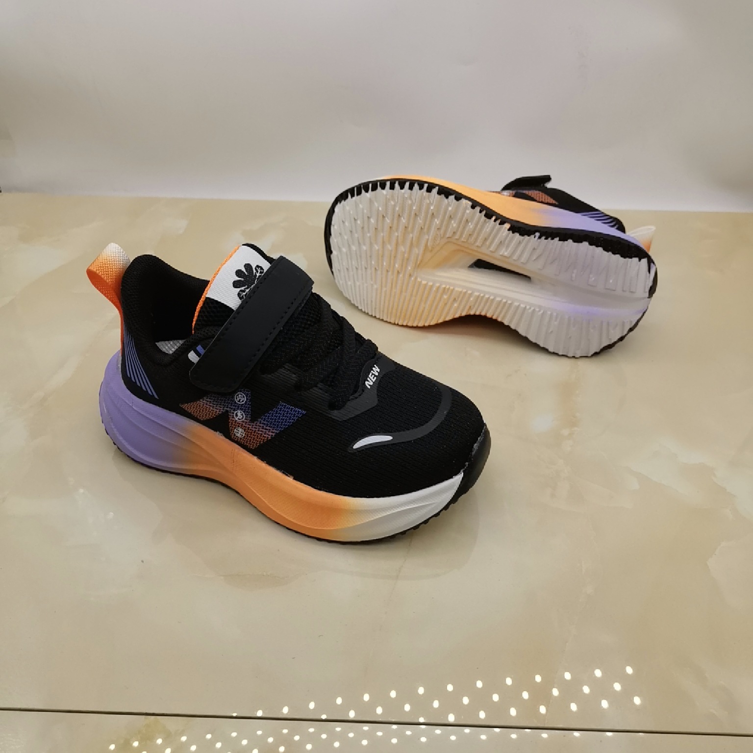 Zapatos deportivos para niños 2025 otoño nuevo botón giratorio ventilado para niños zapatos de carreras chicas zapatos de baloncesto de moda versátiles